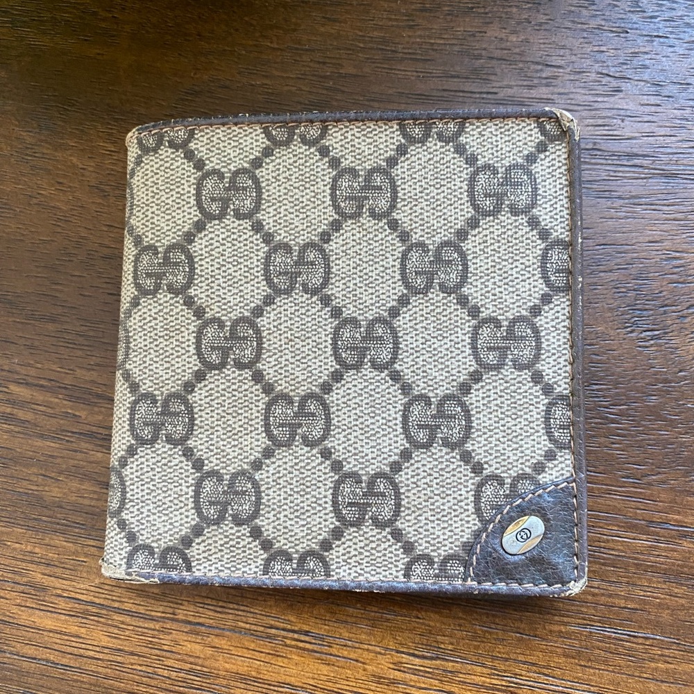 Authentic vintage Gucci mens wallet in very good condition